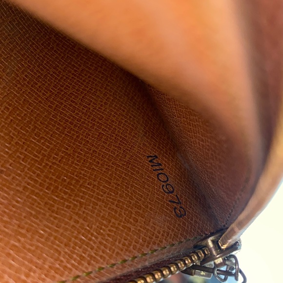 Authentic Louis Vuitton Monogram Sarah Wallet - Picture 8 of 16